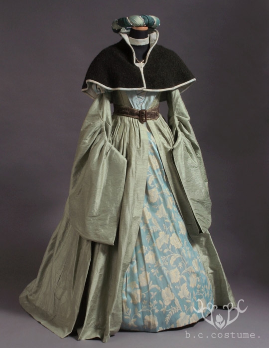 AW-007-06 女性衣裳 屋外