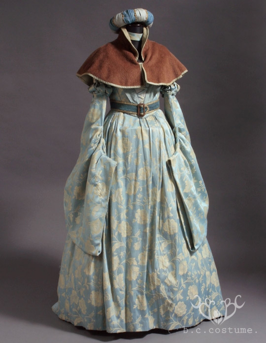 AW-007-03 女性衣裳 屋外